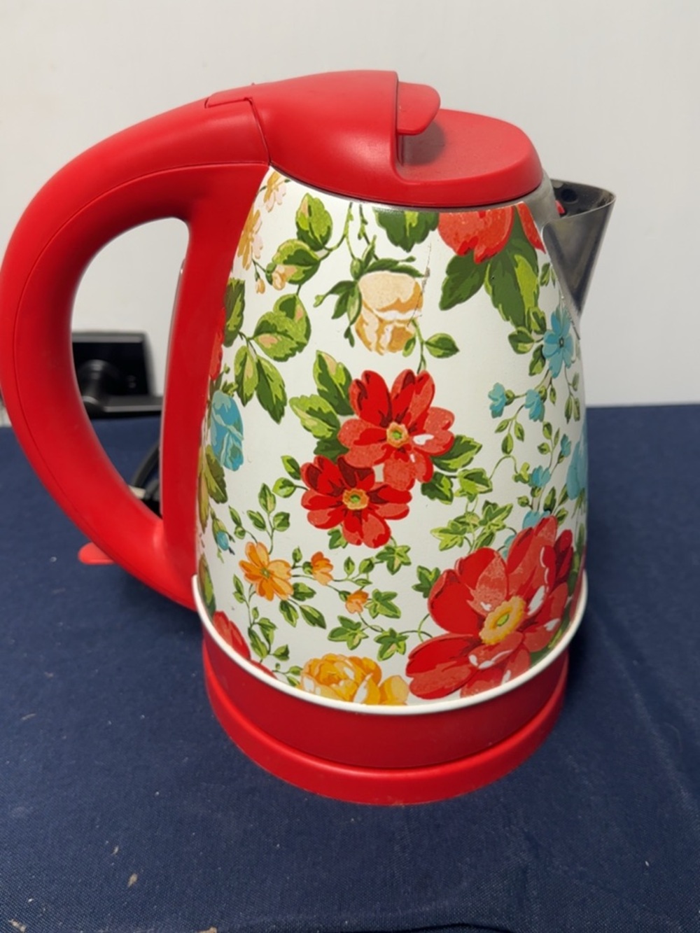The Pioneer Woman | 1.7 Liter Electric Kettle | Red Floral Fiona | TESTED - Picture 3 of 3